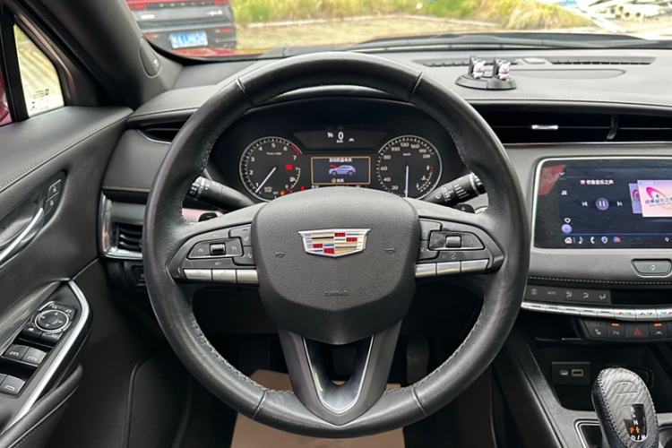 Used Cadillac XT4 2022 28T Two-Wheel-Drive Luxury Version Interior 2