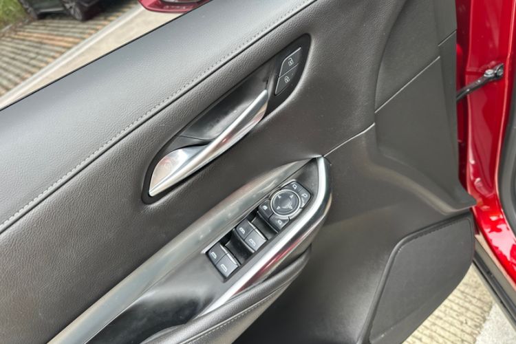 Used Cadillac XT4 2022 28T Two-Wheel-Drive Luxury Version Interior 8