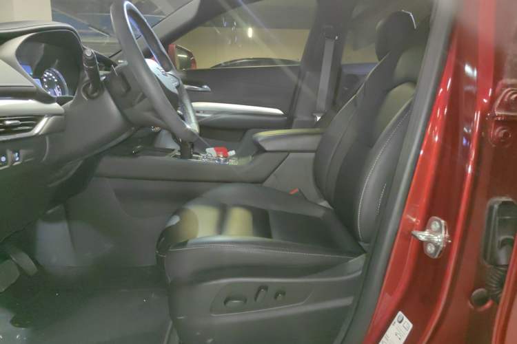 Used Cadillac XT4 2022 28T Two-Wheel-Drive Luxury Version Left Front Seat