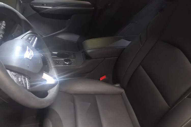 Used Cadillac XT4 2022 28T Two-Wheel-Drive Luxury Version Left Front Seat