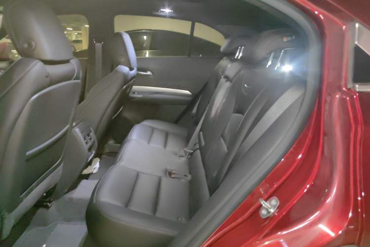 Used Cadillac XT4 2022 28T Two-Wheel-Drive Luxury Version Left Rear Seat