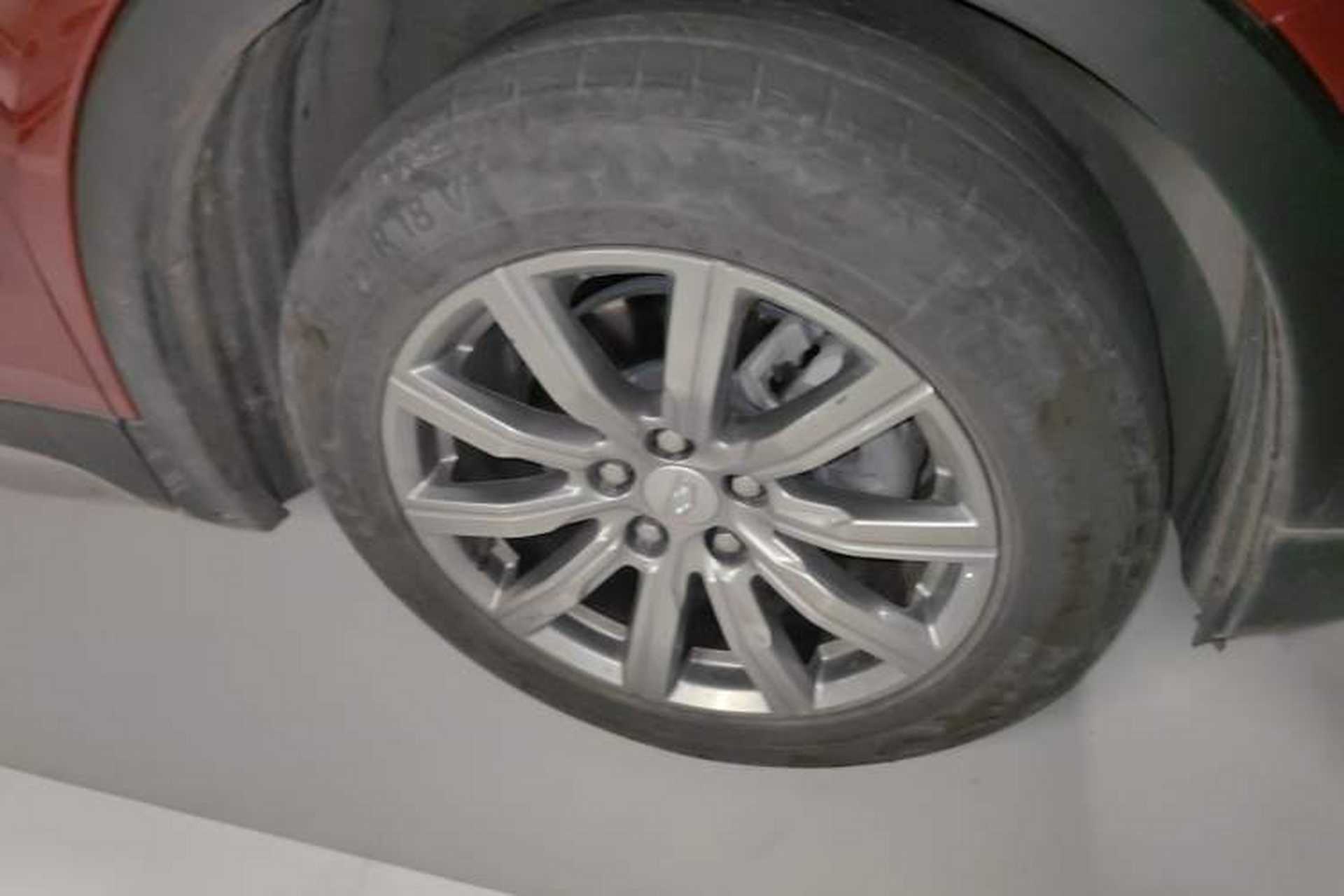 Used Cadillac XT4 2022 28T Two-Wheel-Drive Luxury Version Right Front Wheel Hub