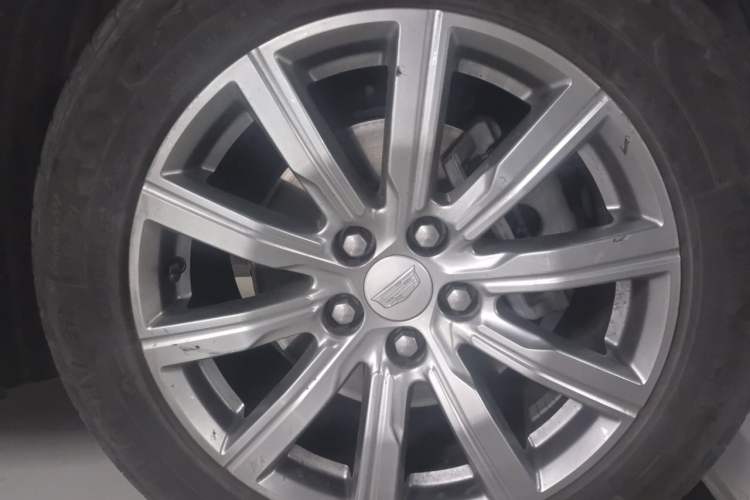 Used Cadillac XT4 2022 28T Two-Wheel-Drive Luxury Version Right Front Wheel Hub