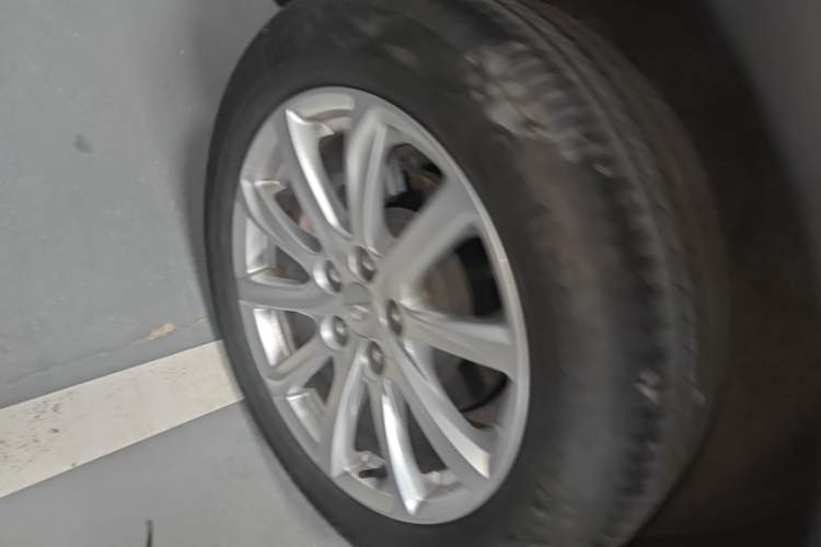 Used Cadillac XT4 2022 28T Two-Wheel Drive Fashion Edition Right Rear Wheel Hub