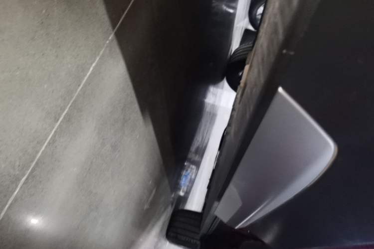Used Cadillac XT4 2022 28T Two-Wheel-Drive Luxury Version Right Side Sill