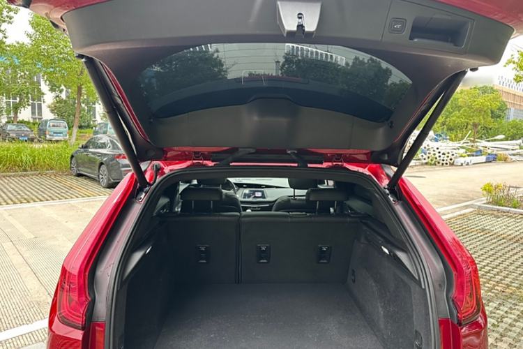 Used Cadillac XT4 2022 28T Two-Wheel-Drive Luxury Version Trunk