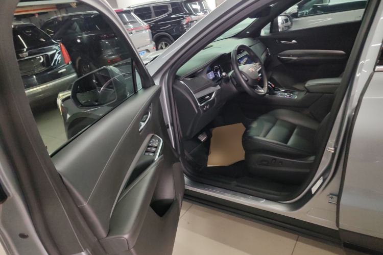 Used Cadillac XT4 2022 28T Two-Wheel-Drive Luxury Version Interior 3