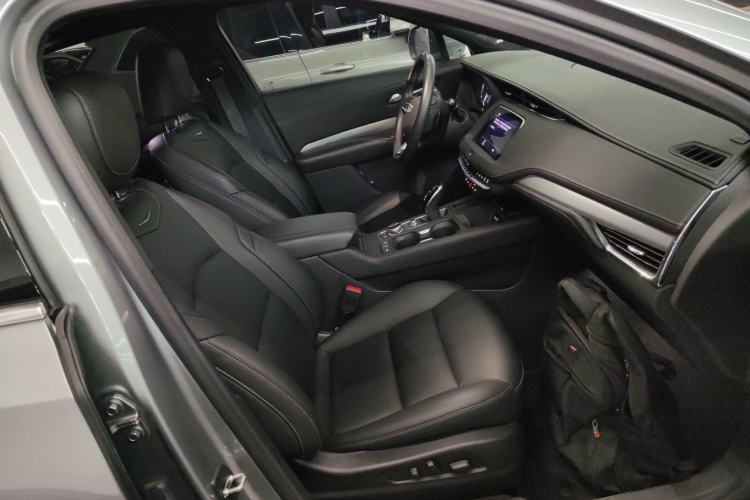 Used Cadillac XT4 2022 28T Two-Wheel-Drive Luxury Version Right Front Seat