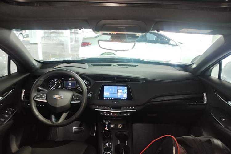 Used Cadillac XT4 2022 28T Four-Wheel Drive Platinum Edition Center Console