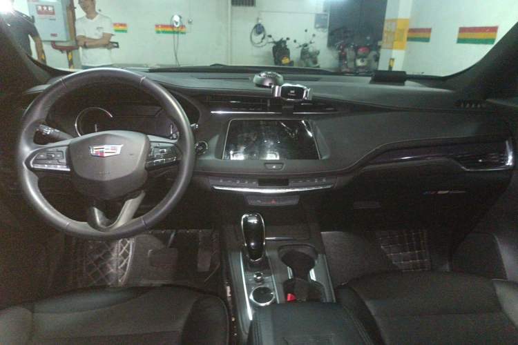 Used Cadillac XT4 2022 28T Two-Wheel Drive Fashion Edition Center Console
