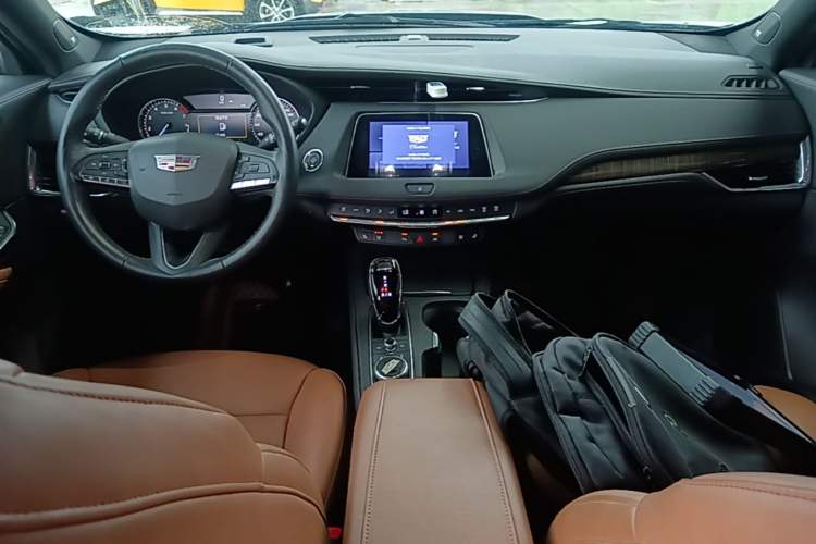 Used Cadillac XT4 2022 28T Two-Wheel Drive Prestige Version Center Console