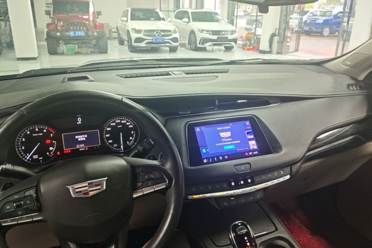Used Cadillac XT4 2022 28T Two-Wheel-Drive Luxury Version Center Console