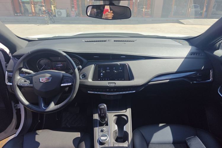 Used Cadillac XT4 2022 28T Two-Wheel Drive Fashion Edition Center Console