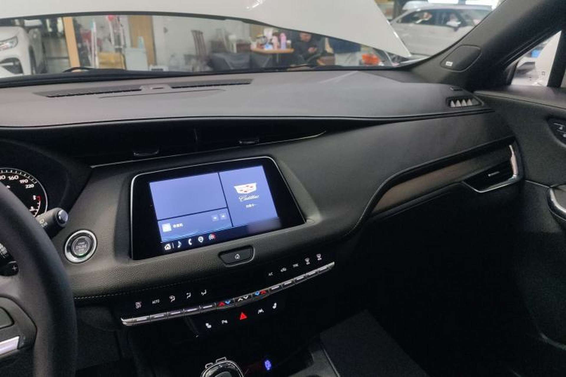 Used Cadillac XT4 2022 28T Two-Wheel-Drive Luxury Version Center Console