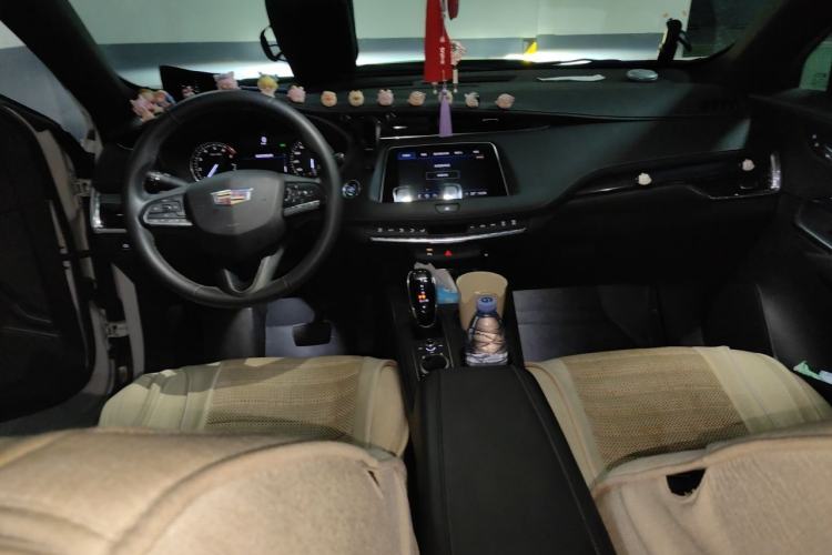 Used Cadillac XT4 2022 28T Two-Wheel Drive Fashion Edition Center Console