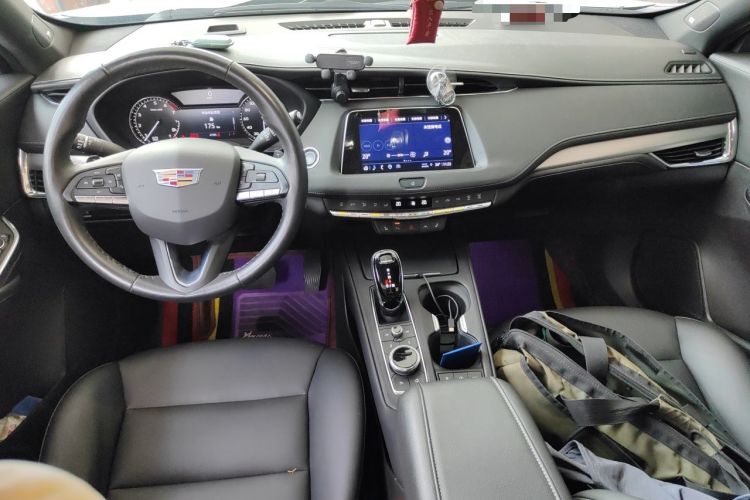 Used Cadillac XT4 2022 28T Two-Wheel-Drive Luxury Version Center Console