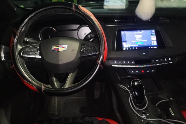 Used Cadillac XT4 2022 28T Two-Wheel-Drive Luxury Version Center Console
