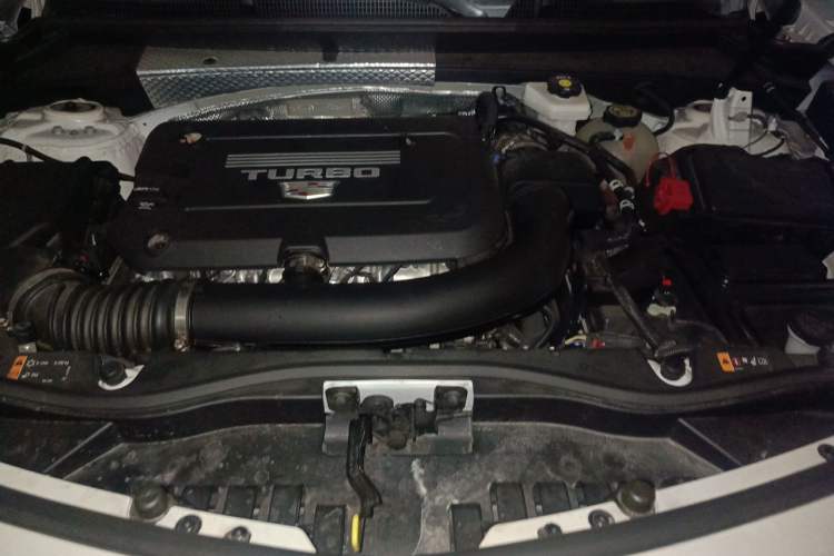 Used Cadillac XT4 2022 28T Two-Wheel-Drive Luxury Version Engine Bay