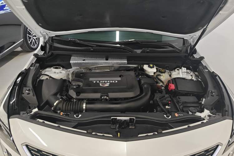 Used Cadillac XT4 2022 28T Two-Wheel-Drive Luxury Version Engine Bay