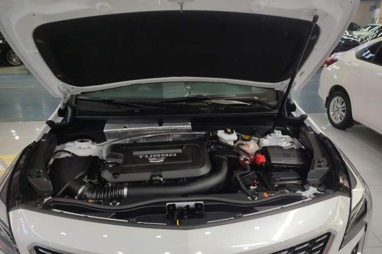 Used Cadillac XT4 2022 28T Two-Wheel-Drive Luxury Version Engine Bay