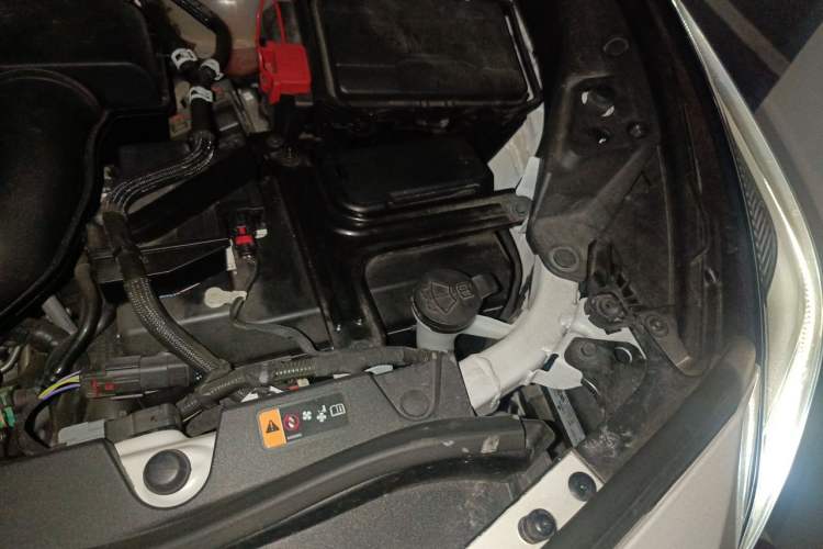 Used Cadillac XT4 2022 28T Two-Wheel-Drive Luxury Version Engine Bay Left