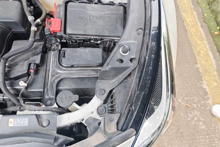 Used Cadillac XT4 2022 28T Two-Wheel Drive Fashion Edition Engine Bay Left