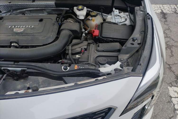 Used Cadillac XT4 2022 28T Two-Wheel-Drive Luxury Version Engine Bay Left