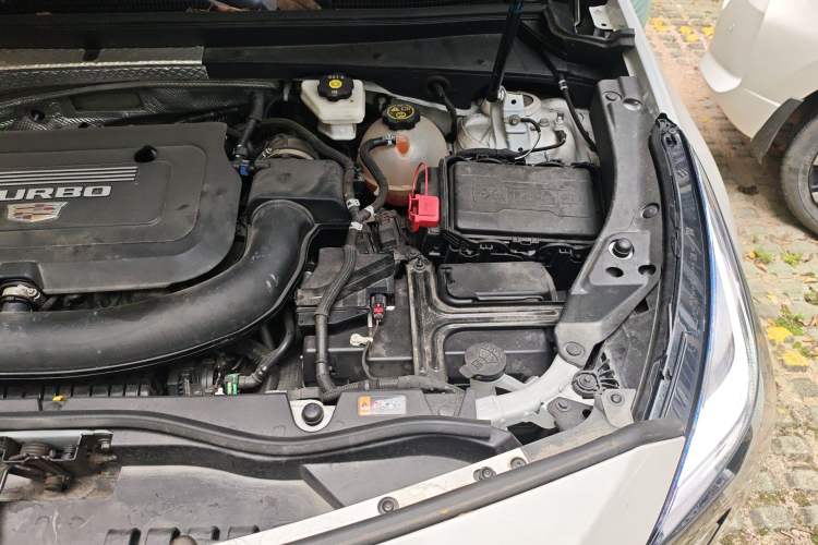 Used Cadillac XT4 2022 28T Two-Wheel-Drive Luxury Version Engine Bay Left
