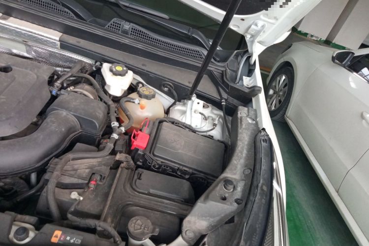 Used Cadillac XT4 2022 28T Two-Wheel-Drive Luxury Version Engine Bay Left