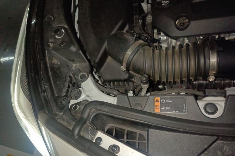 Used Cadillac XT4 2022 28T Two-Wheel-Drive Luxury Version Engine Bay Right