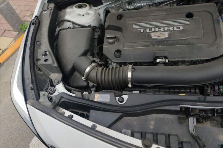 Used Cadillac XT4 2022 28T Two-Wheel-Drive Luxury Version Engine Bay Right