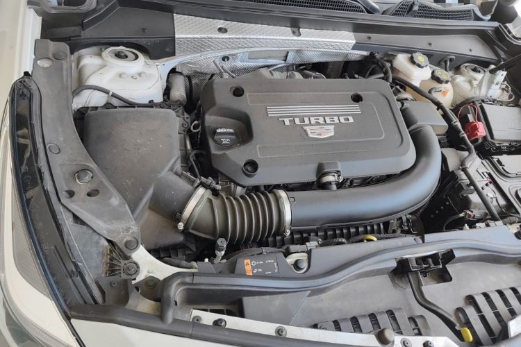 Used Cadillac XT4 2022 28T Two-Wheel-Drive Luxury Version Engine Bay Right