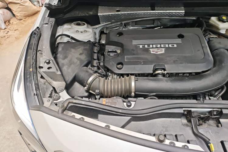 Used Cadillac XT4 2022 28T Two-Wheel-Drive Luxury Version Engine Bay Right