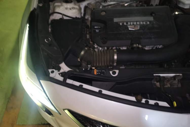 Used Cadillac XT4 2022 28T Two-Wheel-Drive Luxury Version Engine Bay Right