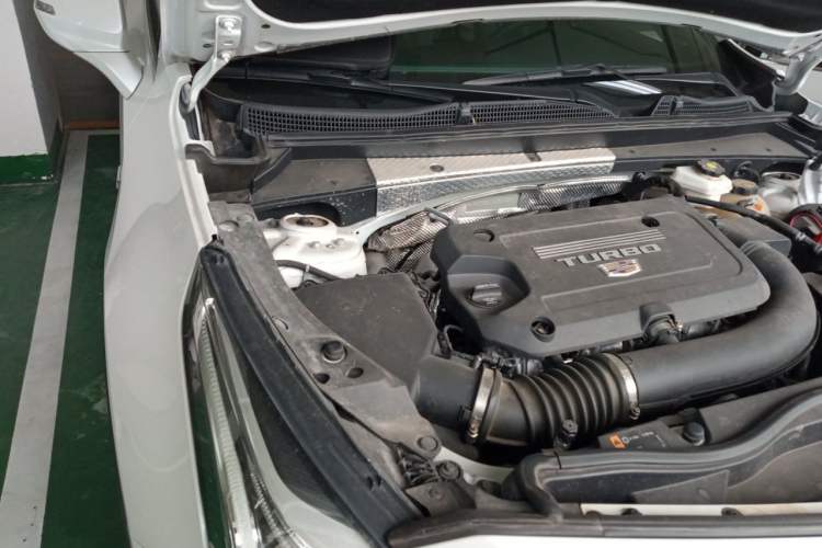 Used Cadillac XT4 2022 28T Two-Wheel-Drive Luxury Version Engine Bay Right