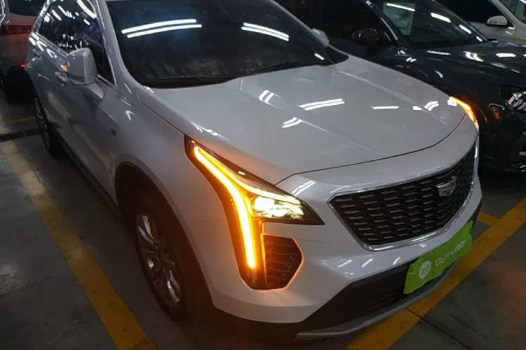 Used Cadillac XT4 2022 28T Two-Wheel-Drive Luxury Version Front Right 45 Deg