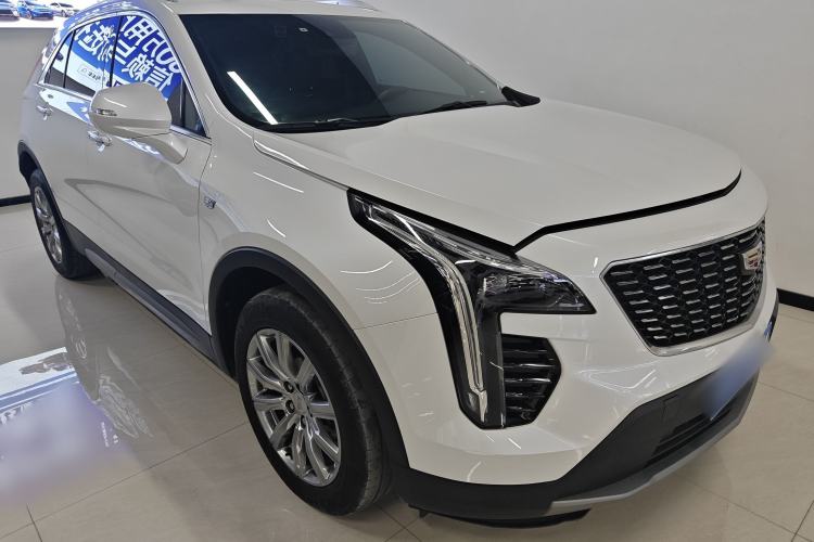 Used Cadillac XT4 2022 28T Two-Wheel-Drive Luxury Version Front Right 45 Deg
