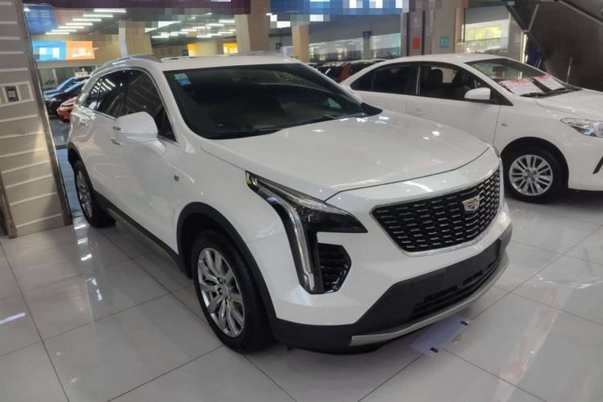 Used Cadillac XT4 2022 28T Two-Wheel-Drive Luxury Version Front Right 45 Deg