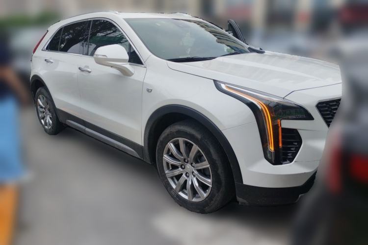 Used Cadillac XT4 2022 28T Two-Wheel-Drive Luxury Version Front Right 45 Deg