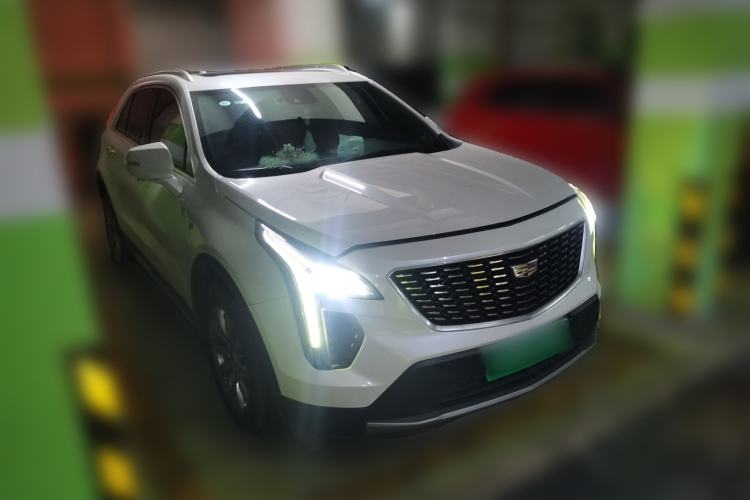 Used Cadillac XT4 2022 28T Two-Wheel-Drive Luxury Version Front Right 45 Deg
