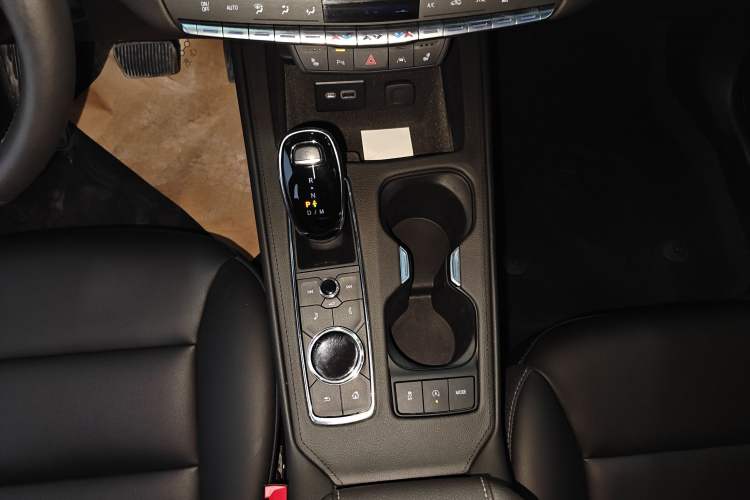 Used Cadillac XT4 2022 28T Two-Wheel-Drive Luxury Version Gear Lever