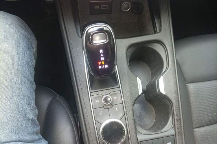 Used Cadillac XT4 2022 28T Four-Wheel Drive Platinum Edition Gear Lever