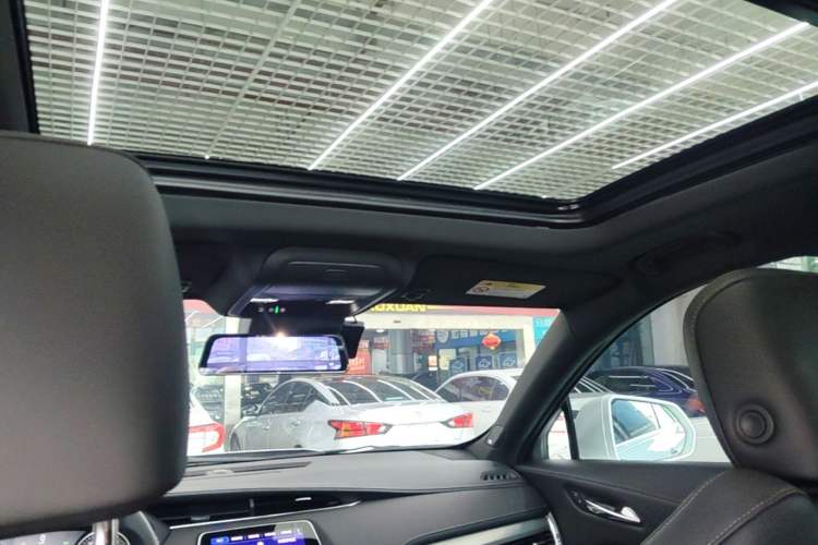 Used Cadillac XT4 2022 28T Two-Wheel Drive Prestige Version Headliner