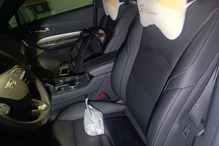 Used Cadillac XT4 2022 28T Two-Wheel-Drive Luxury Version Left Front Seat