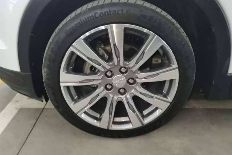 Used Cadillac XT4 2022 28T Four-Wheel Drive Prestige Version Left Front Wheel Hub