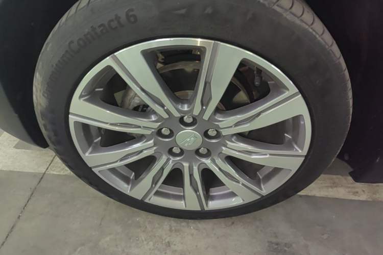 Used Cadillac XT4 2022 28T Four-Wheel Drive Prestige Version Left Front Wheel Hub