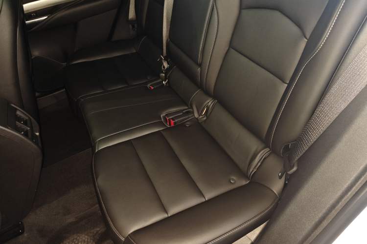 Used Cadillac XT4 2022 28T Two-Wheel-Drive Luxury Version Left Rear Seat