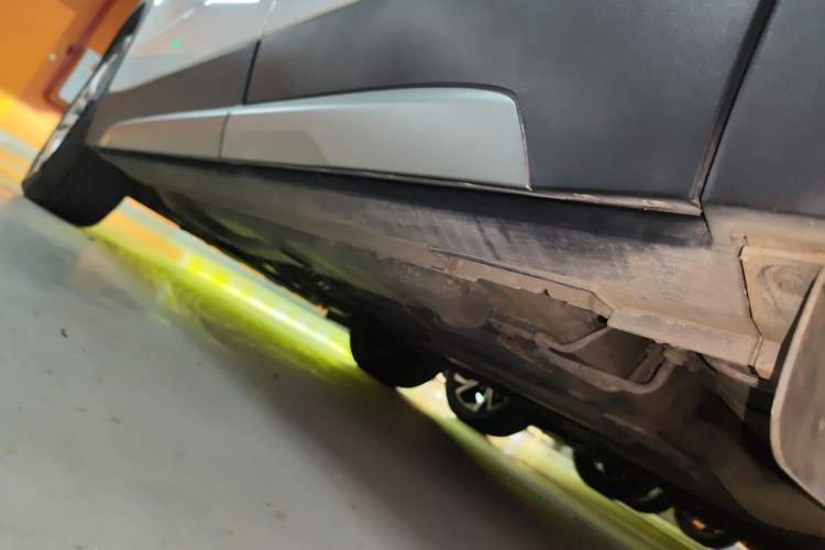 Used Cadillac XT4 2022 28T Two-Wheel Drive Prestige Version Left Side Sill