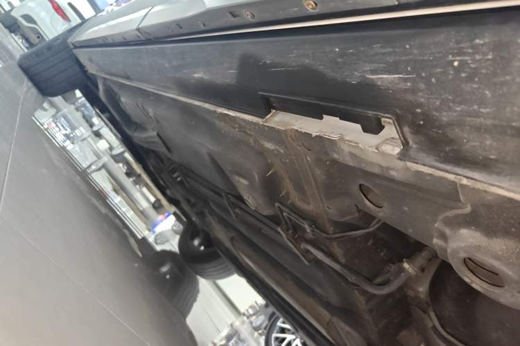 Used Cadillac XT4 2022 28T Two-Wheel-Drive Luxury Version Left Side Sill