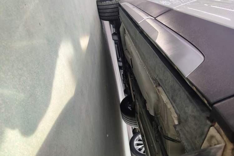 Used Cadillac XT4 2022 28T Two-Wheel Drive Prestige Version Left Side Sill
